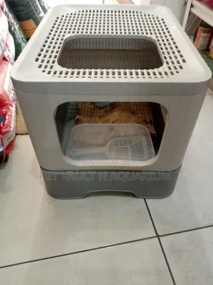 Enclosed Cat Littet Box