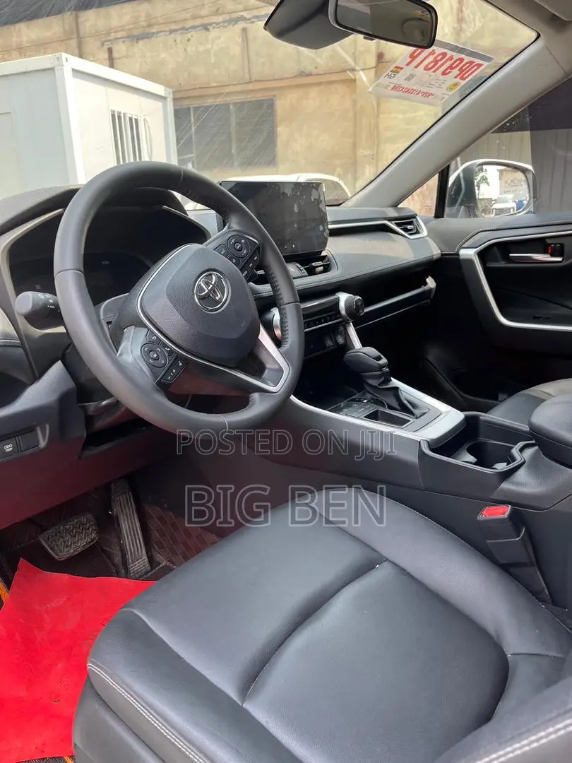Toyota RAV4 XLE AWD 2023 White