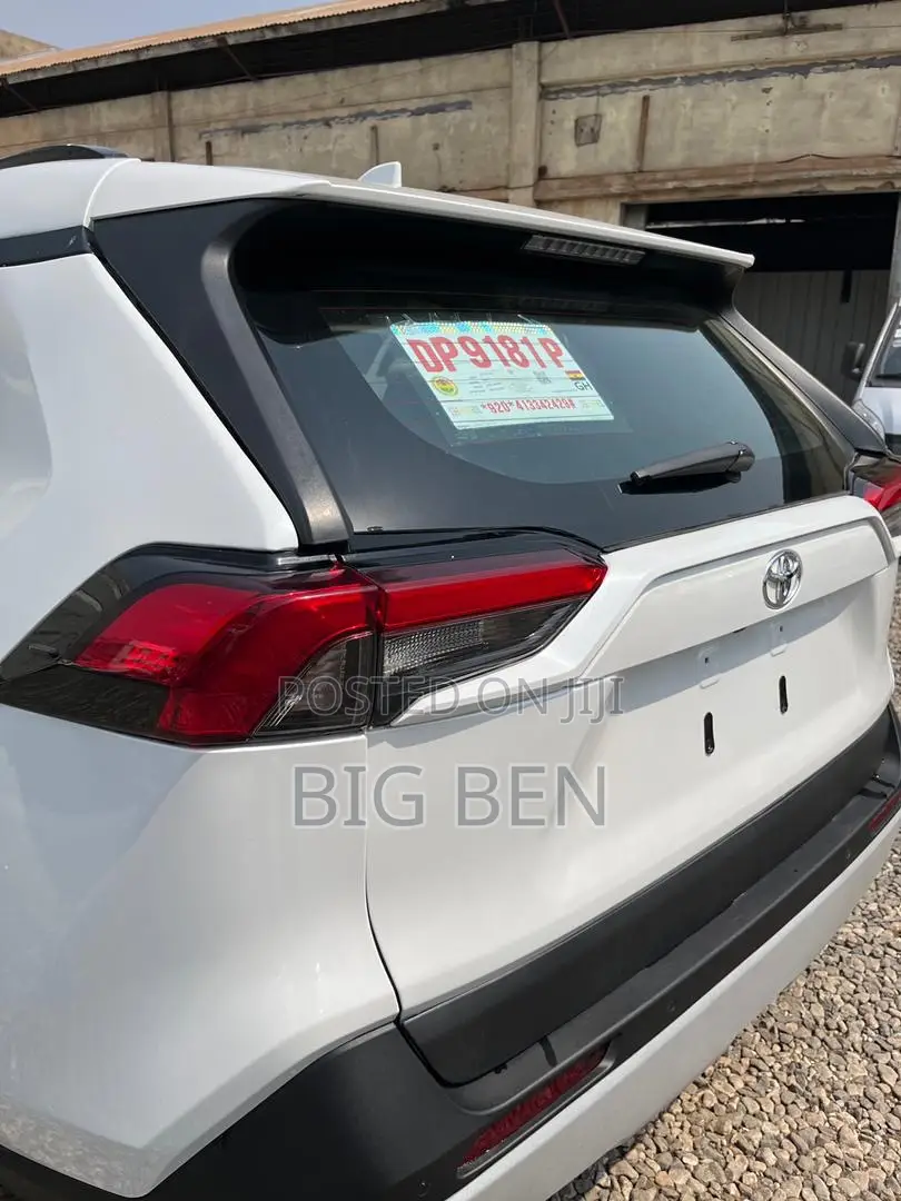 Toyota RAV4 XLE AWD 2023 White