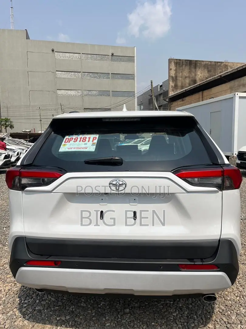 Toyota RAV4 XLE AWD 2023 White