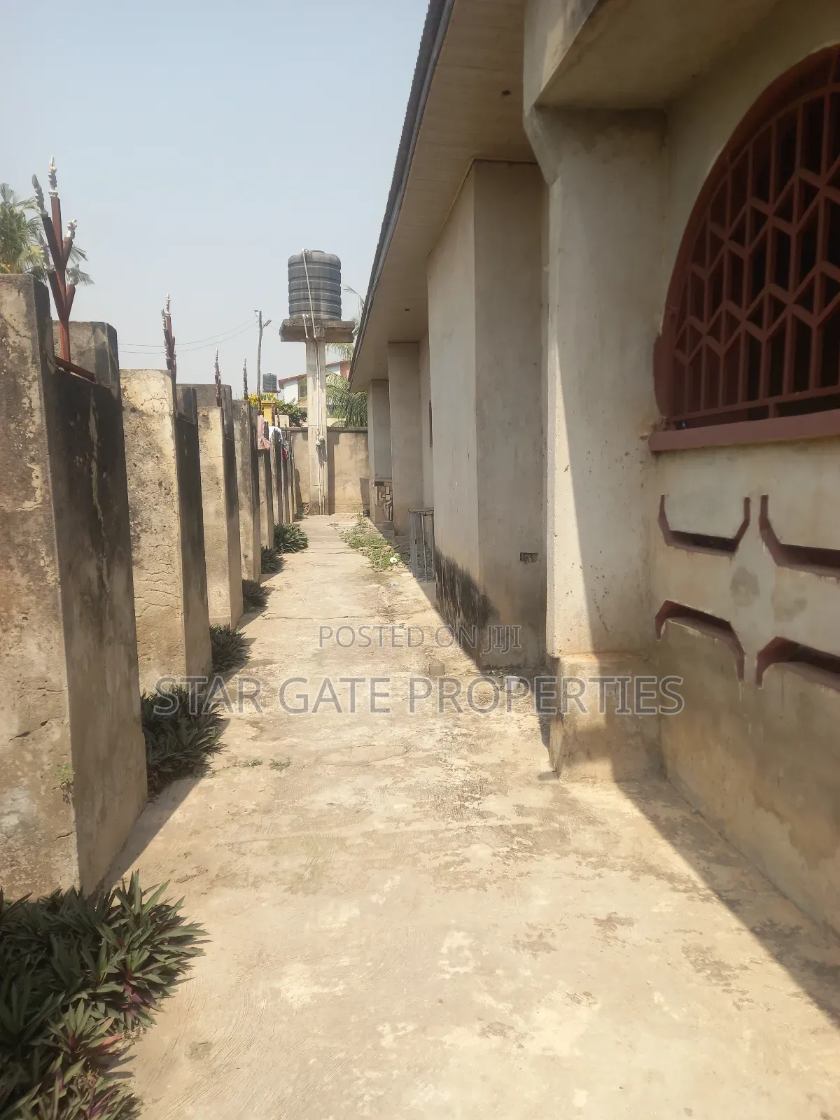 14bdrm House in Tech Aprade, Kumasi Metropolitan for sale