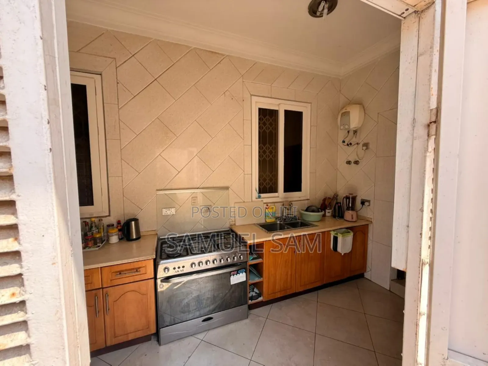 8bdrm House in Tema Community 11 for sale