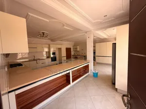 8bdrm House in Tema Community 11 for sale