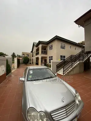 4bdrm Apartment in Adenta Rowi, Housing Down for rent