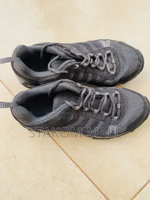 Shoes / Sneakers