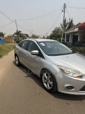 Ford Focus SE Sedan FWD (2.0L 4cyl 5M) 2013 Silver