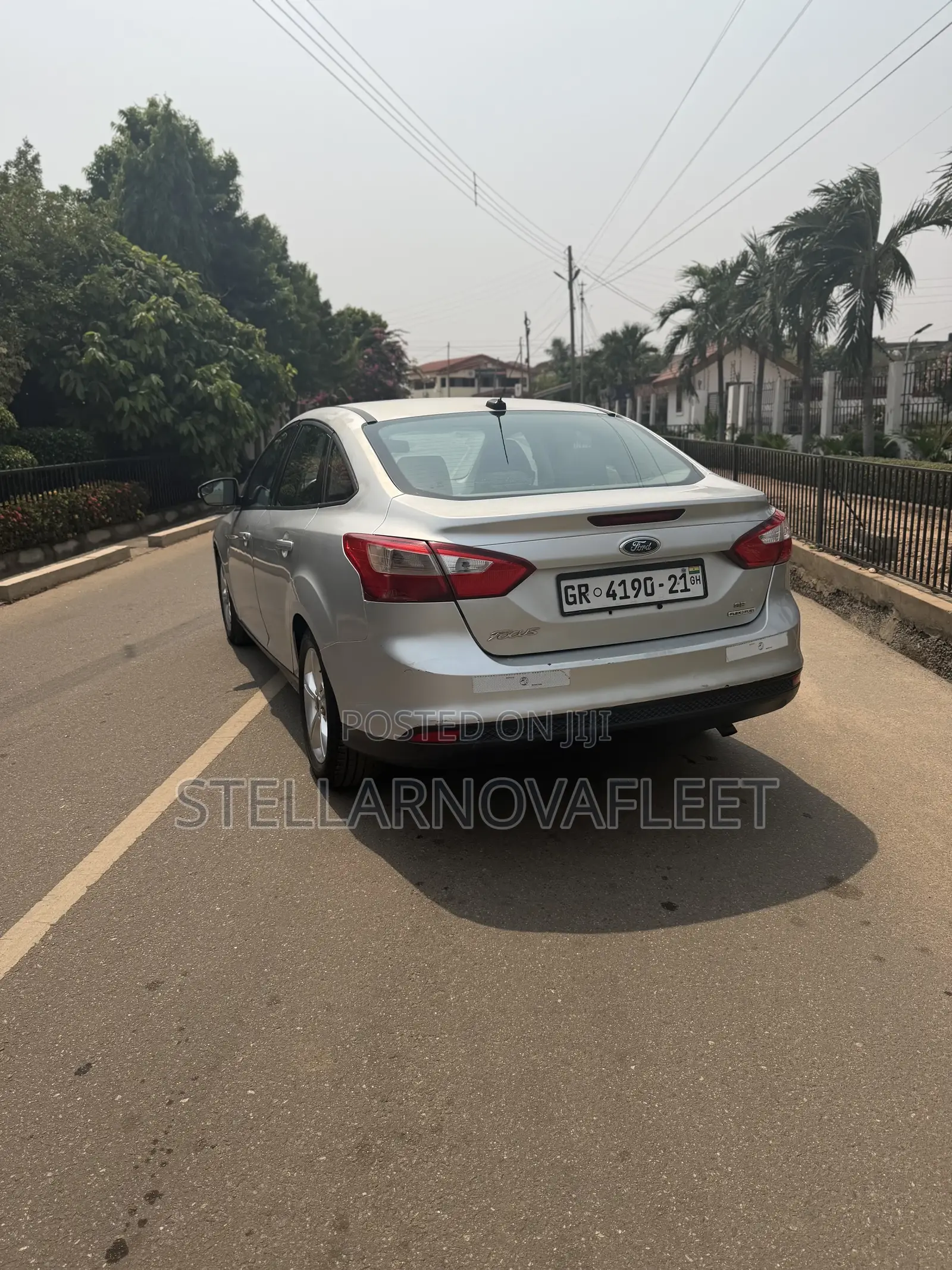 Ford Focus SE Sedan FWD (2.0L 4cyl 5M) 2013 Silver