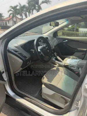 Ford Focus SE Sedan FWD (2.0L 4cyl 5M) 2013 Silver