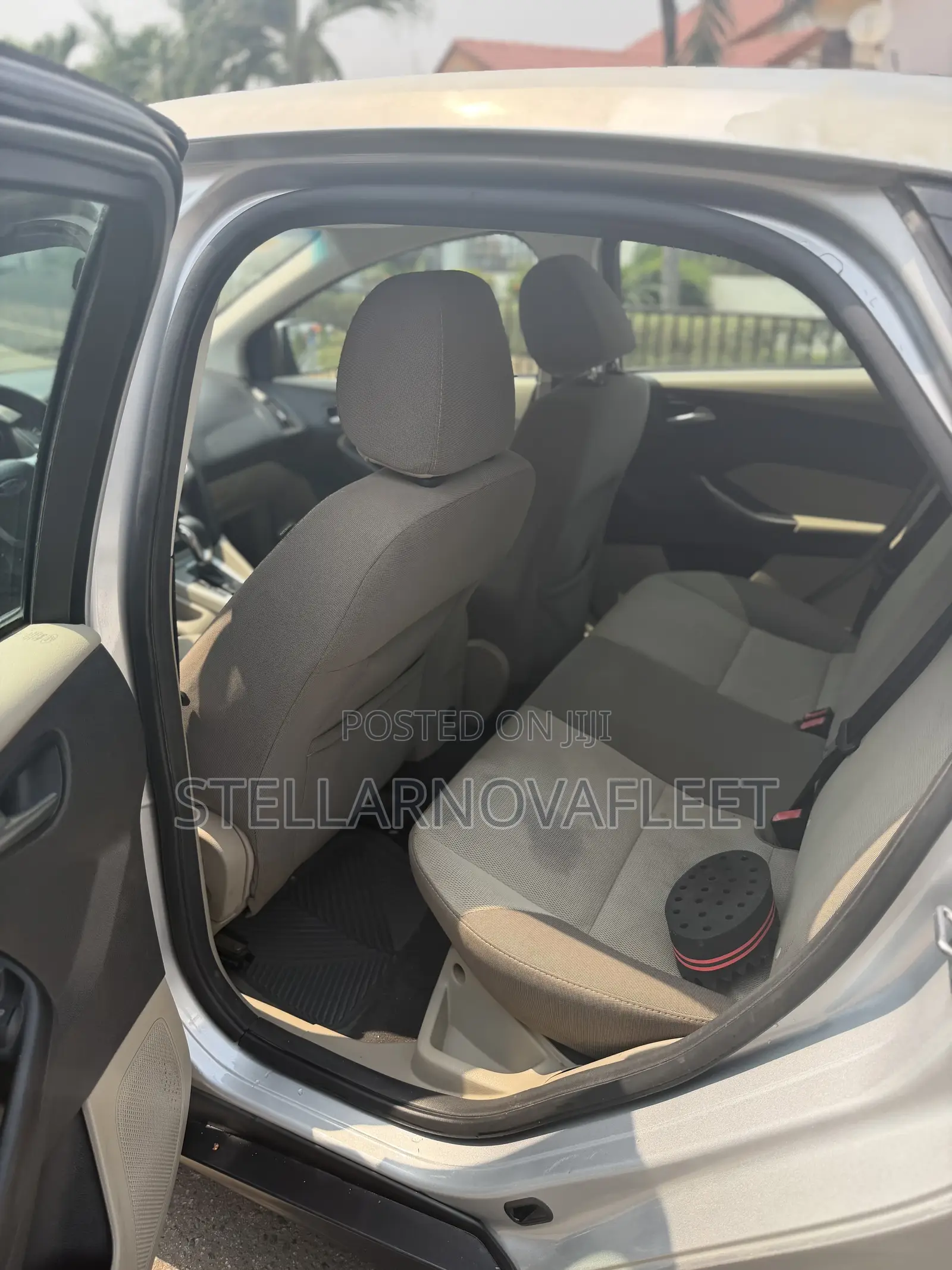 Ford Focus SE Sedan FWD (2.0L 4cyl 5M) 2013 Silver