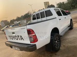 Toyota Hilux 2.5 D-4D 4X4 SRX 2010 White