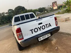 Toyota Hilux 2.5 D-4D 4X4 SRX 2010 White