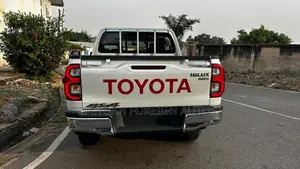 Toyota Hilux 2024 White
