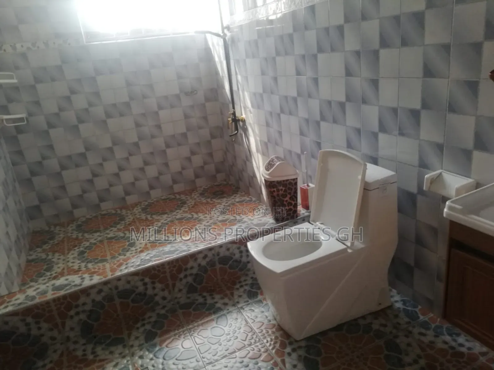 7bdrm House in Millions Properties, Kumasi Metropolitan for sale