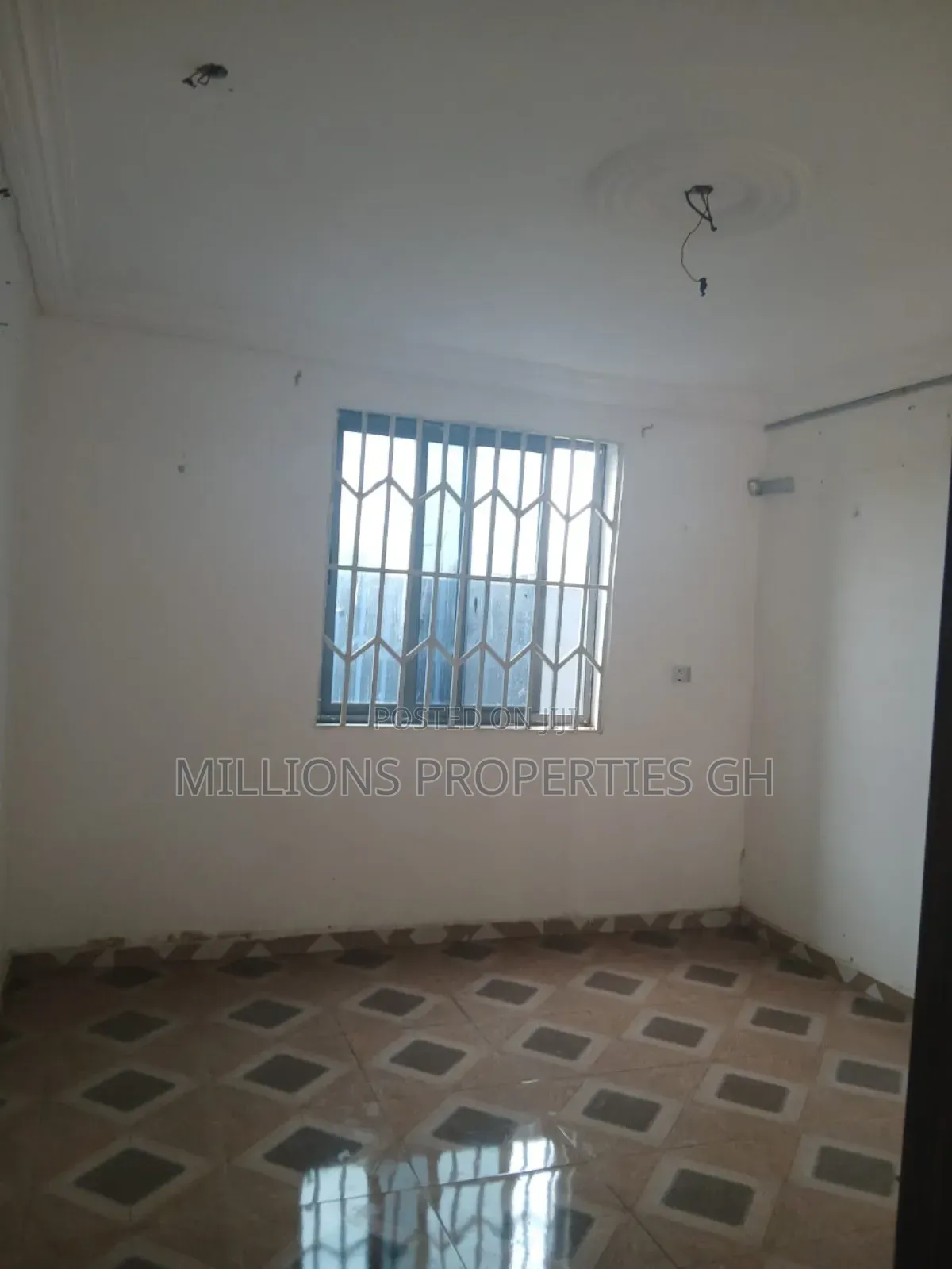 7bdrm House in Millions Properties, Kumasi Metropolitan for sale
