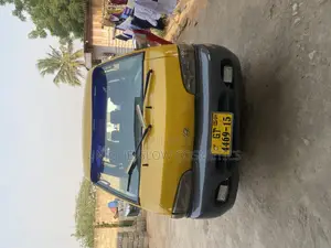 Hyundai H-100 2000 Yellow