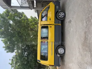 Hyundai H-100 2000 Yellow