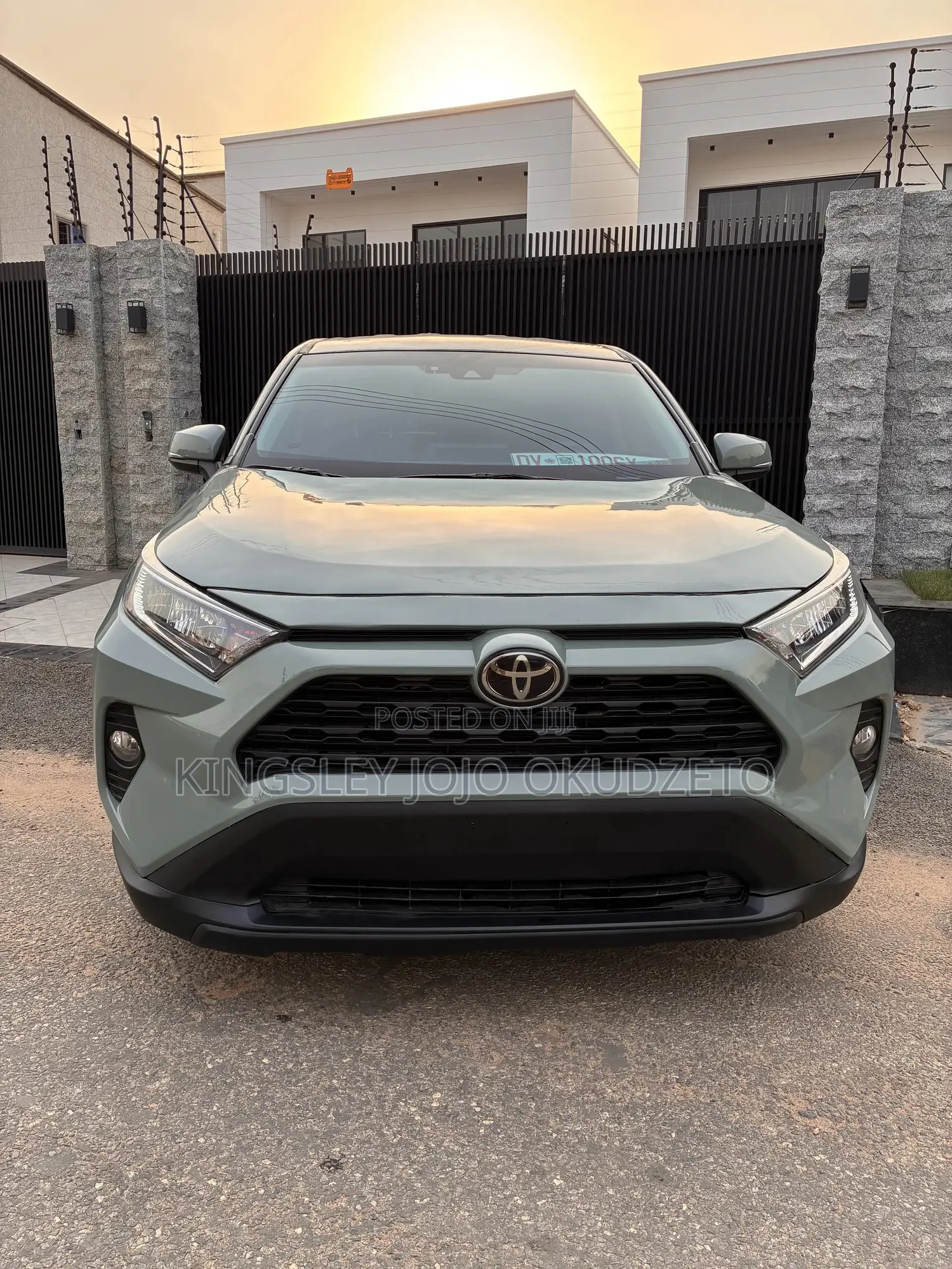 Toyota RAV4 XLE 2021 Gray