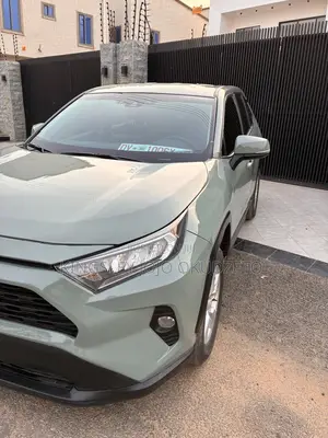 Toyota RAV4 XLE 2021 Gray