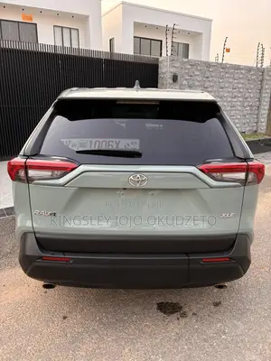 Toyota RAV4 XLE 2021 Gray