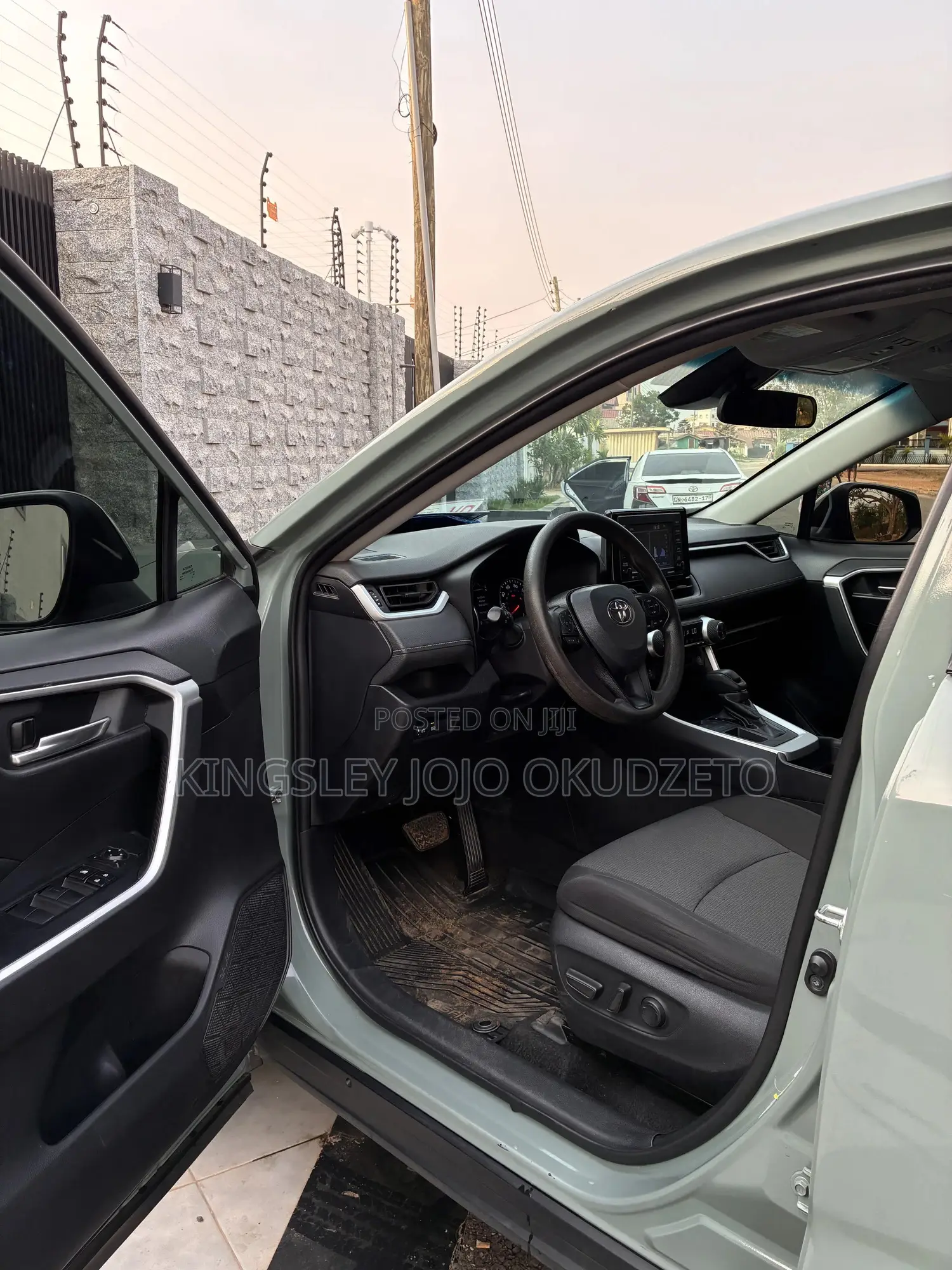 Toyota RAV4 XLE 2021 Gray