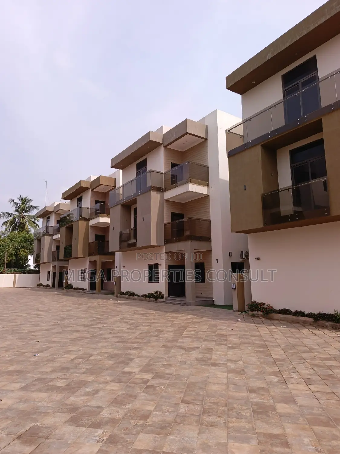 4bdrm Townhouse / Terrace in Dzorwulu for rent