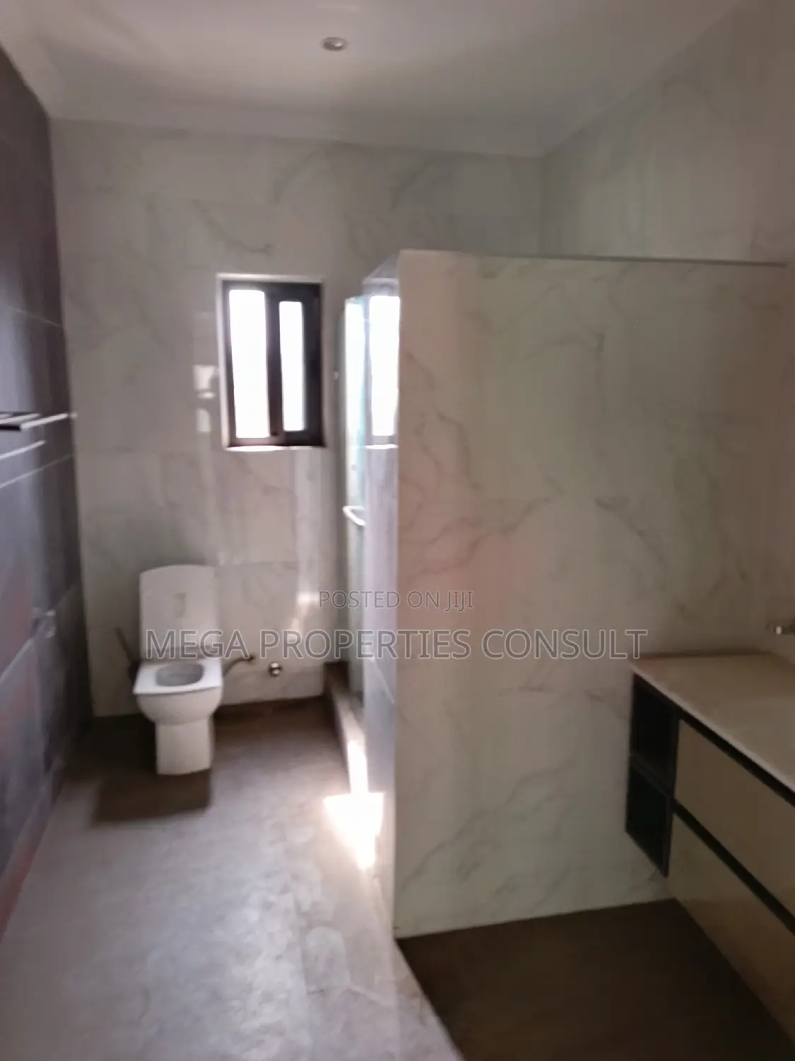 4bdrm Townhouse / Terrace in Dzorwulu for rent