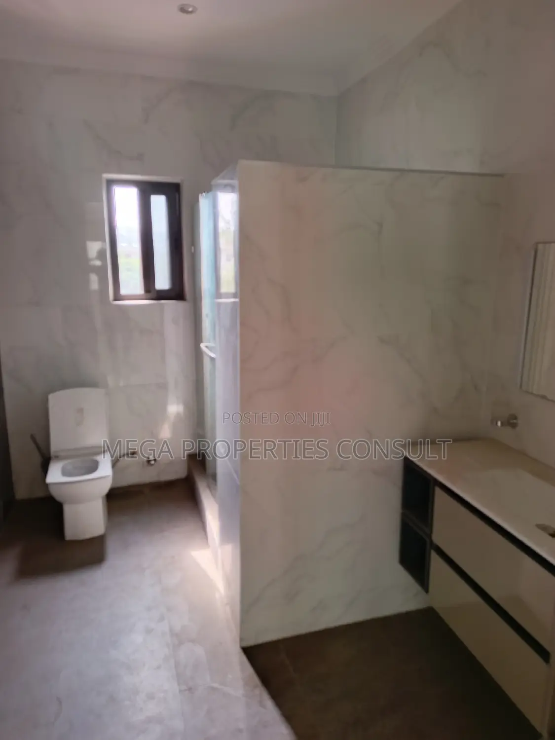 4bdrm Townhouse / Terrace in Dzorwulu for rent