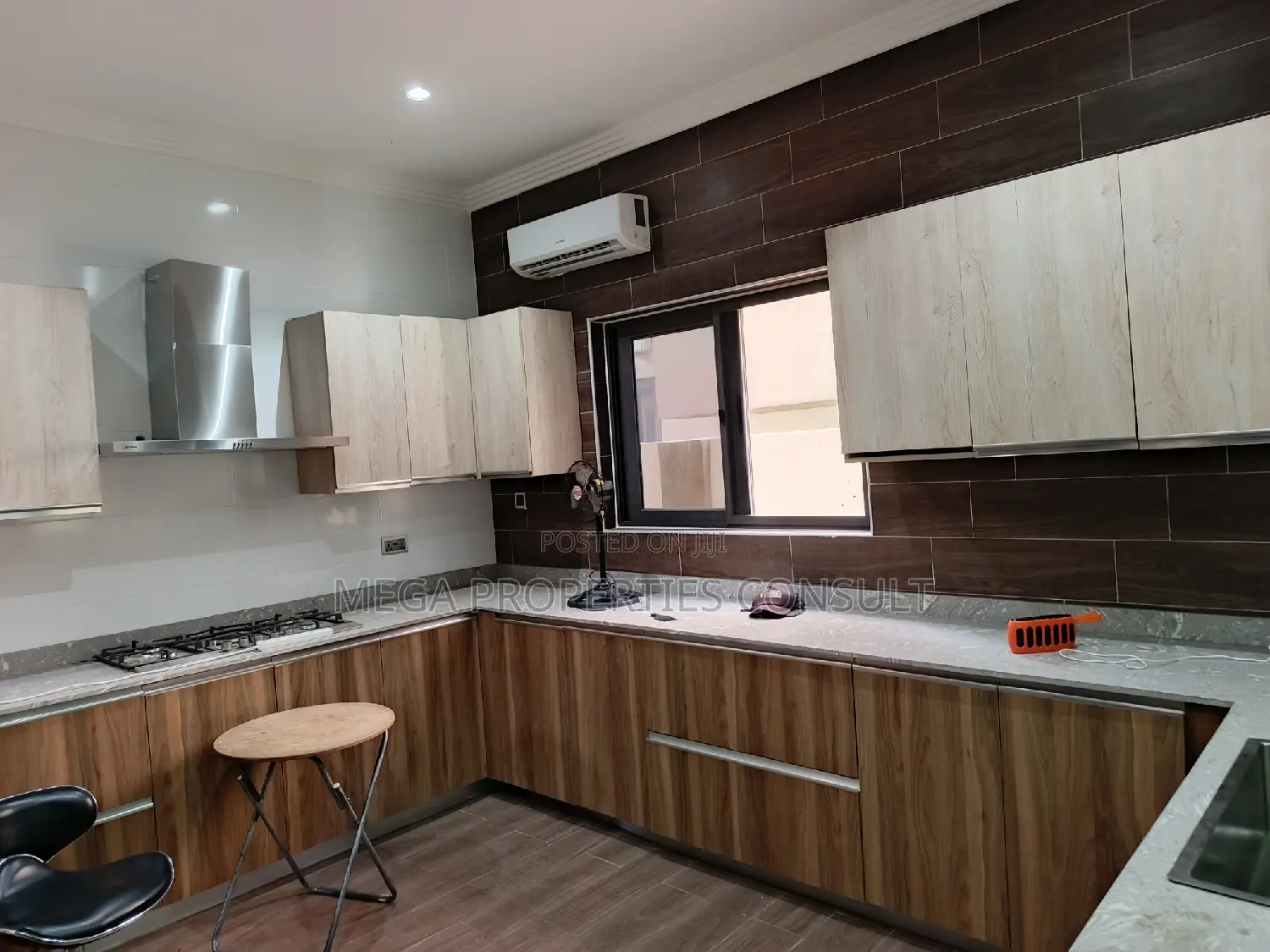 4bdrm Townhouse / Terrace in Dzorwulu for rent