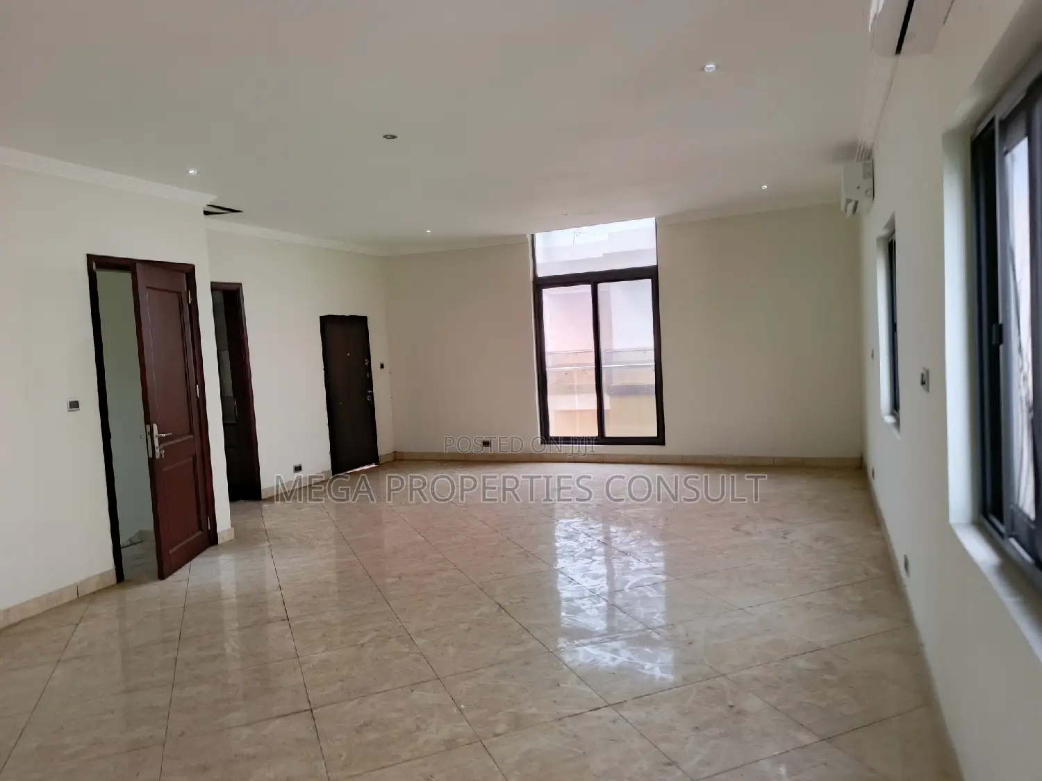 4bdrm Townhouse / Terrace in Dzorwulu for rent