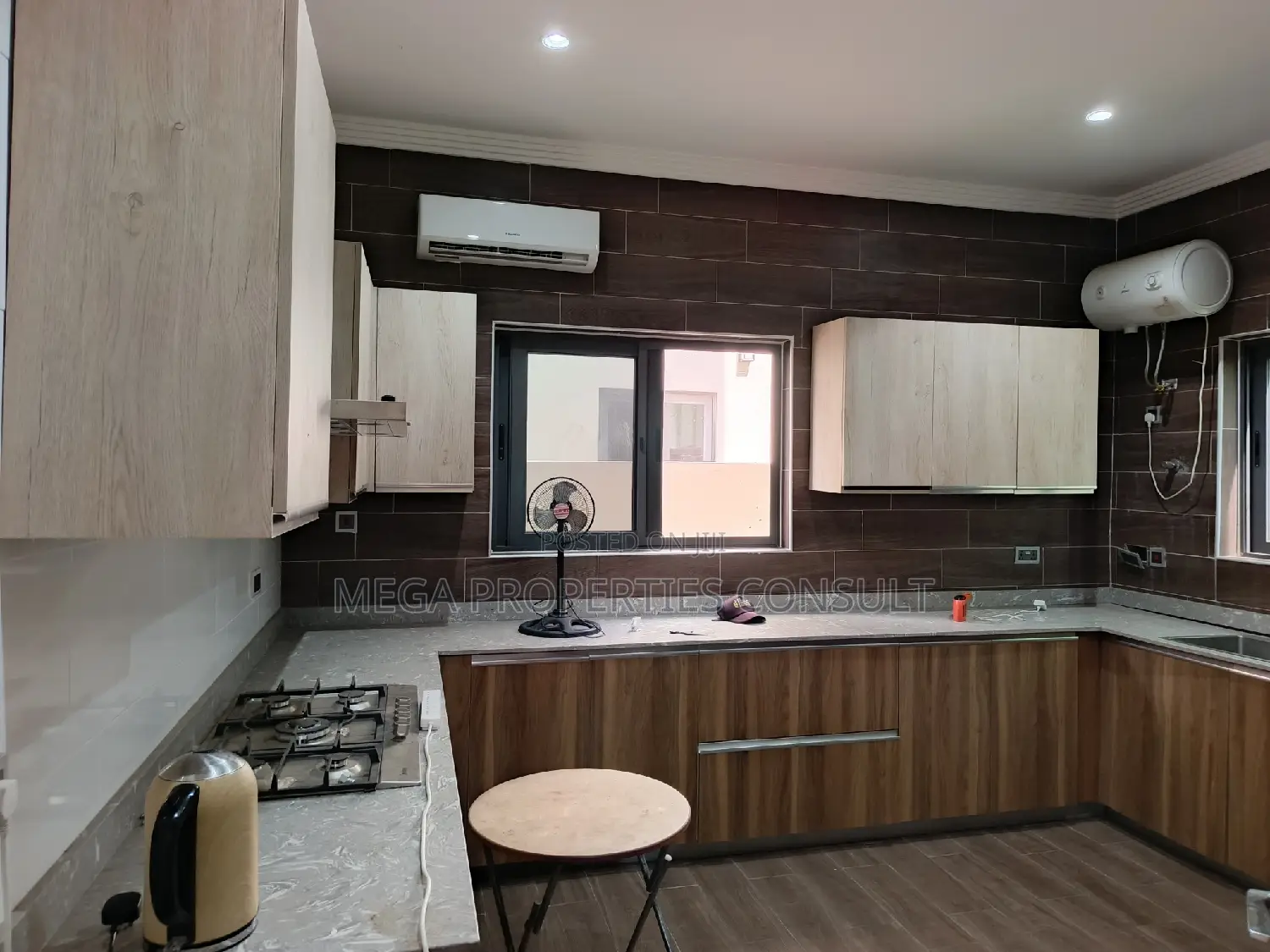 4bdrm Townhouse / Terrace in Dzorwulu for rent