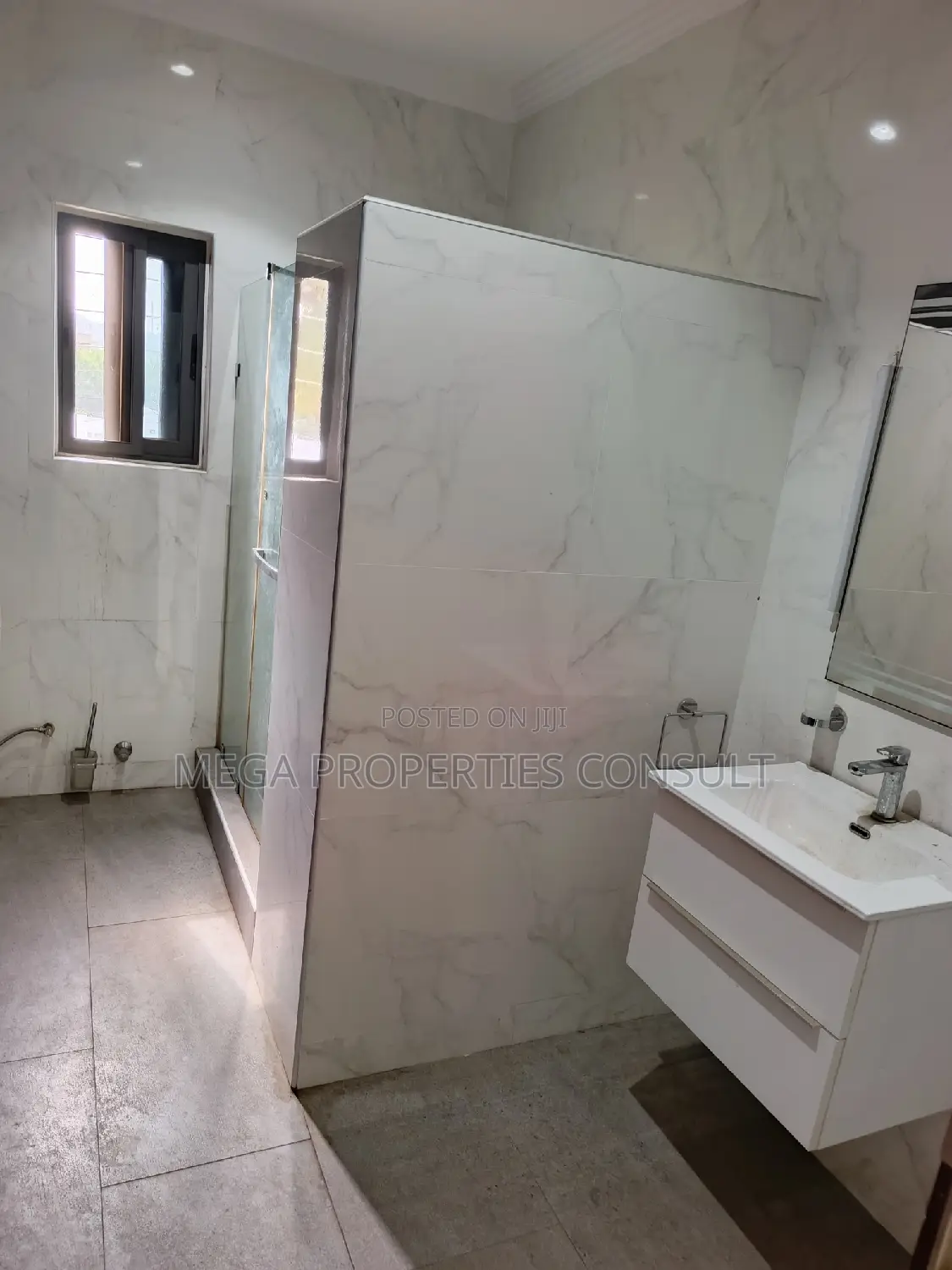 4bdrm Townhouse / Terrace in Dzorwulu for rent