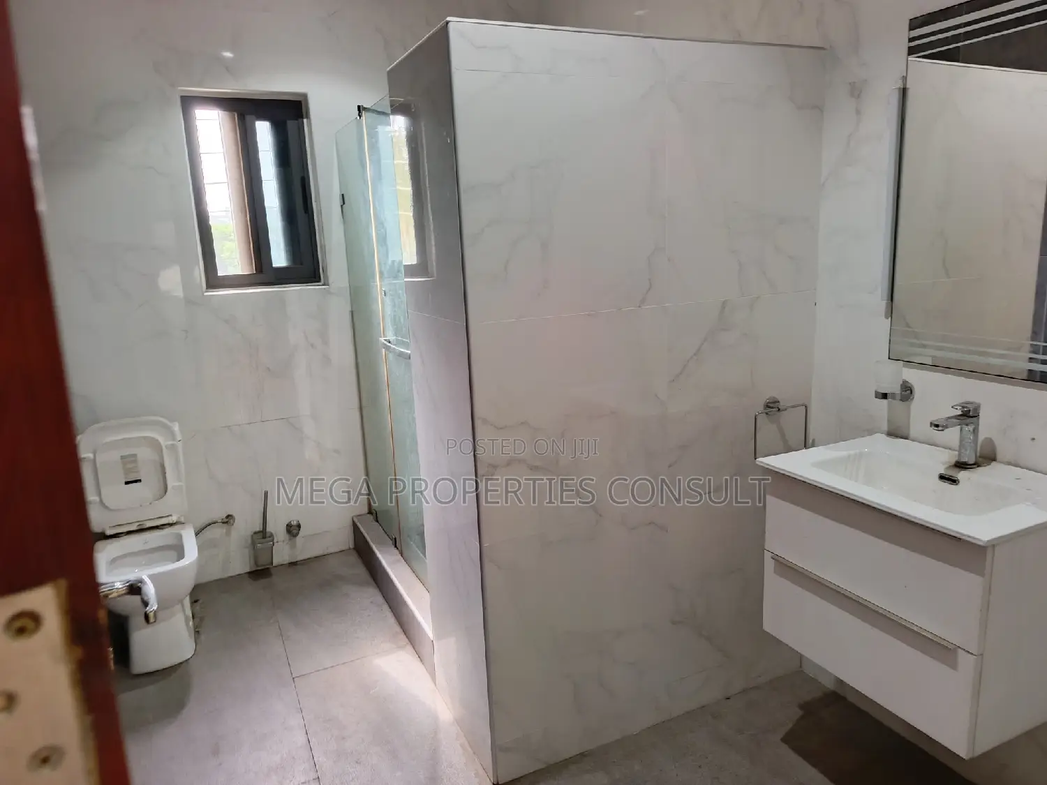 4bdrm Townhouse / Terrace in Dzorwulu for rent