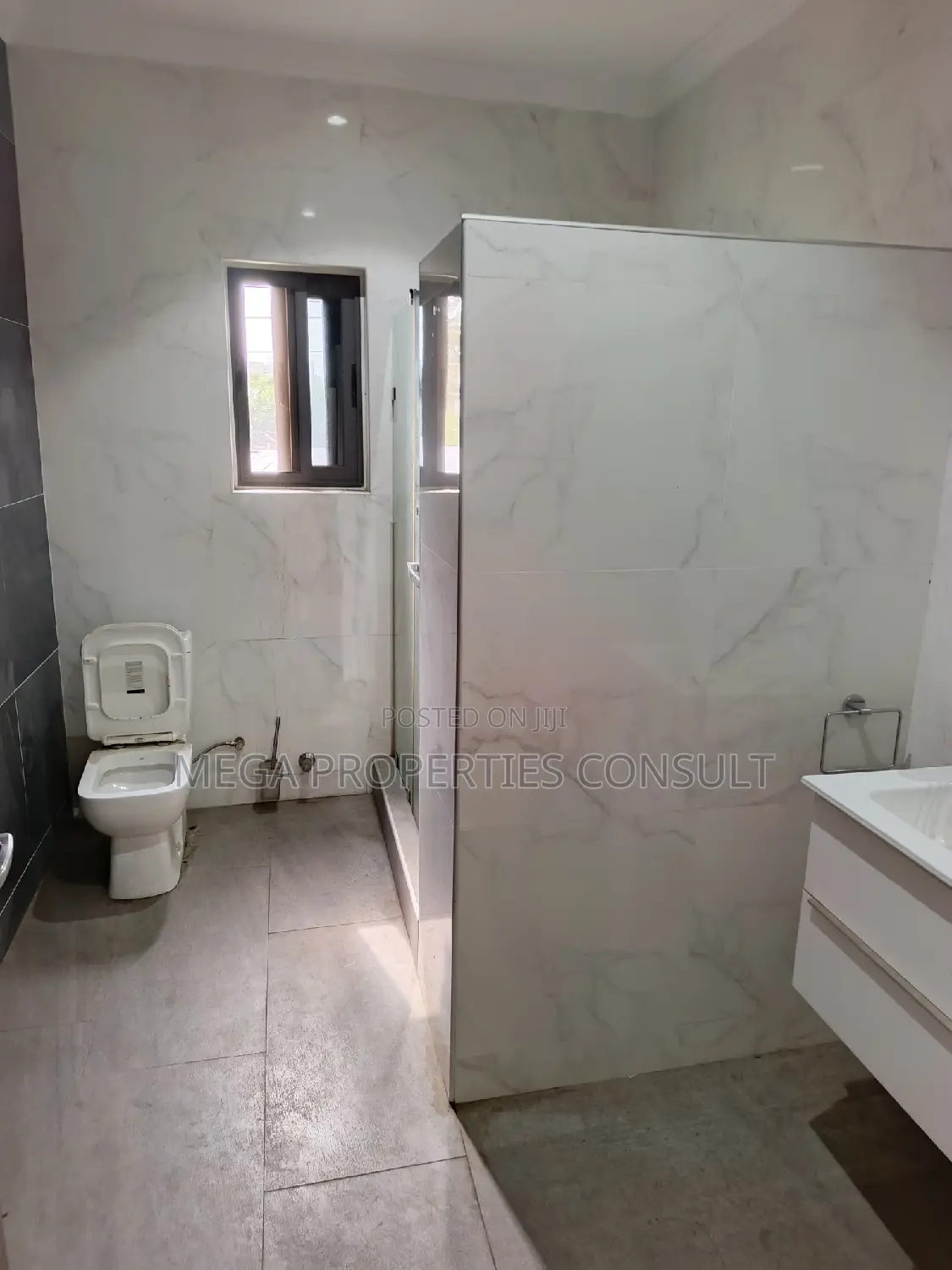 4bdrm Townhouse / Terrace in Dzorwulu for rent