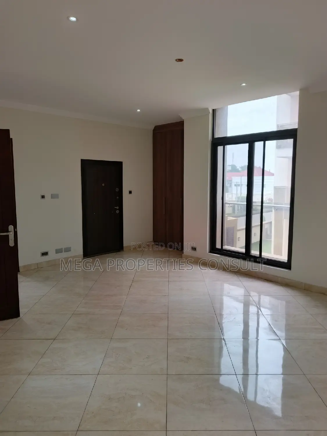 4bdrm Townhouse / Terrace in Dzorwulu for rent