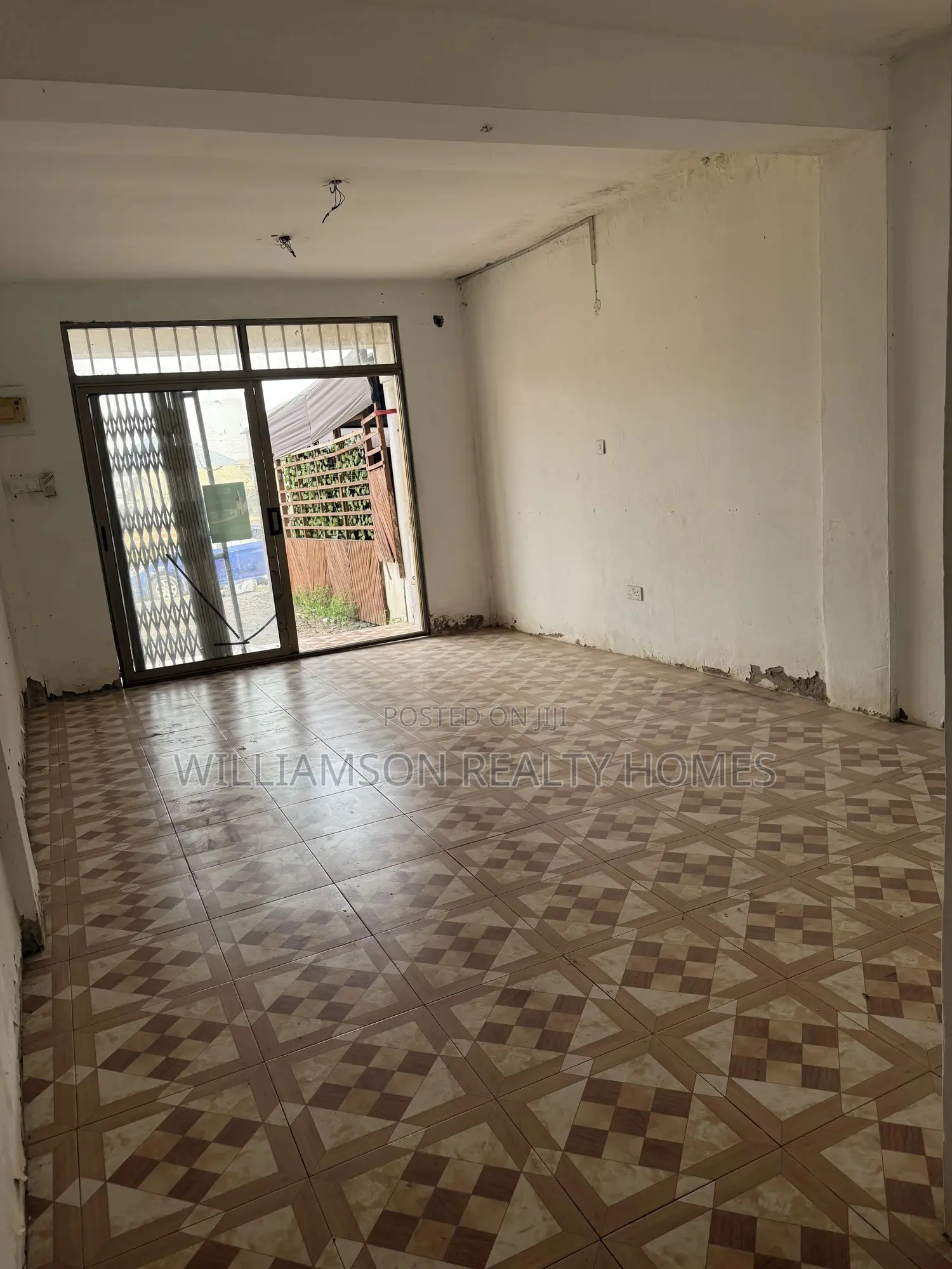 Road Side Busy Shop/Store/Office Space/Showroom,Spintex