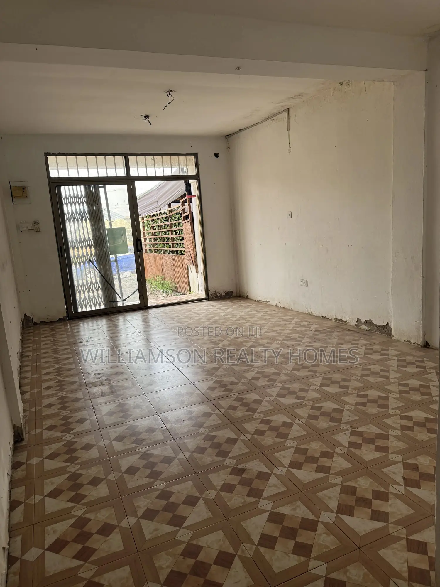 Road Side Busy Shop/Store/Office Space/Showroom,Spintex