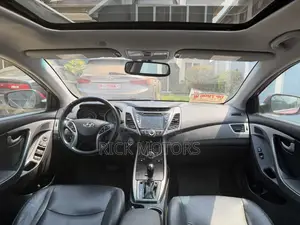 Hyundai Elantra Limited Sedan FWD (1.8L 4cyl 6A) 2016 Red