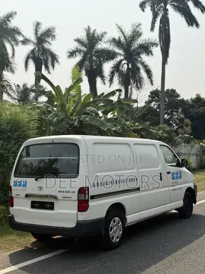 Toyota HiAce 2013 White