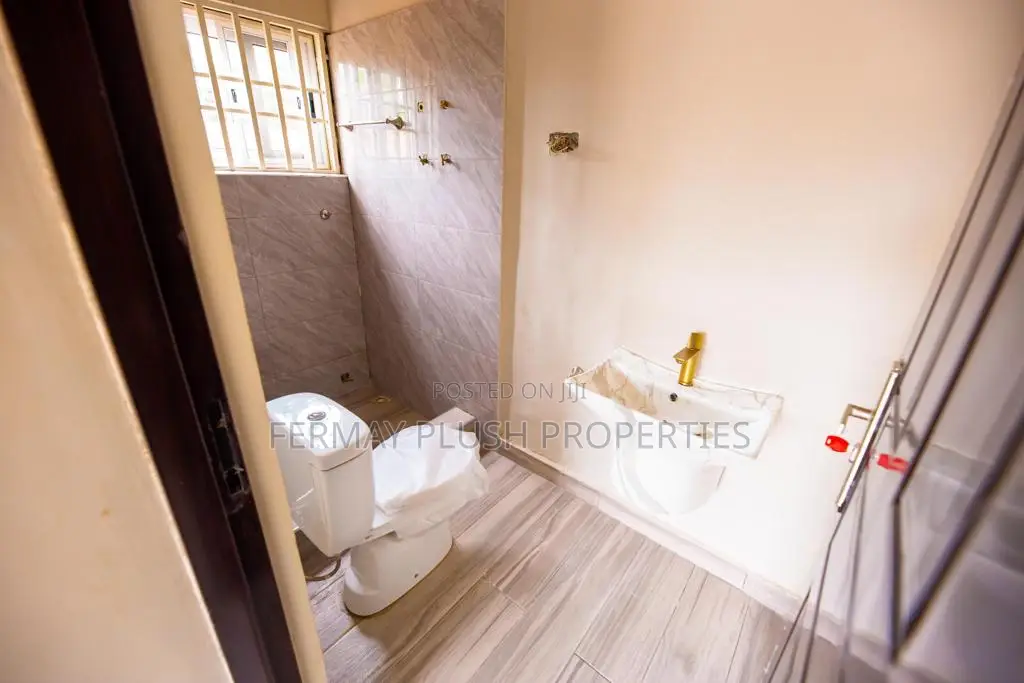 5bdrm House in Roman Ridge, Accra Metropolitan for sale