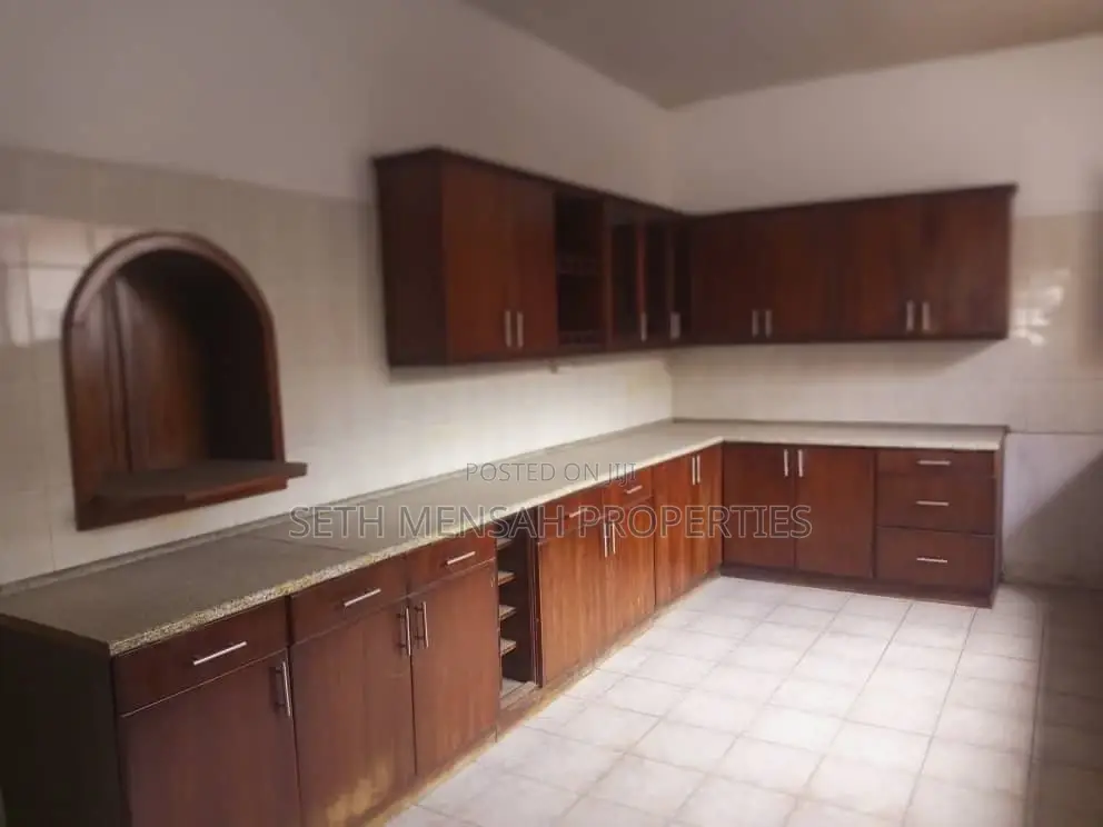 5bdrm House in Seth, Prisons School Area for sale