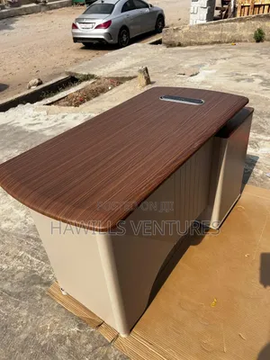 Modern Desk (Inbuilt Socket)