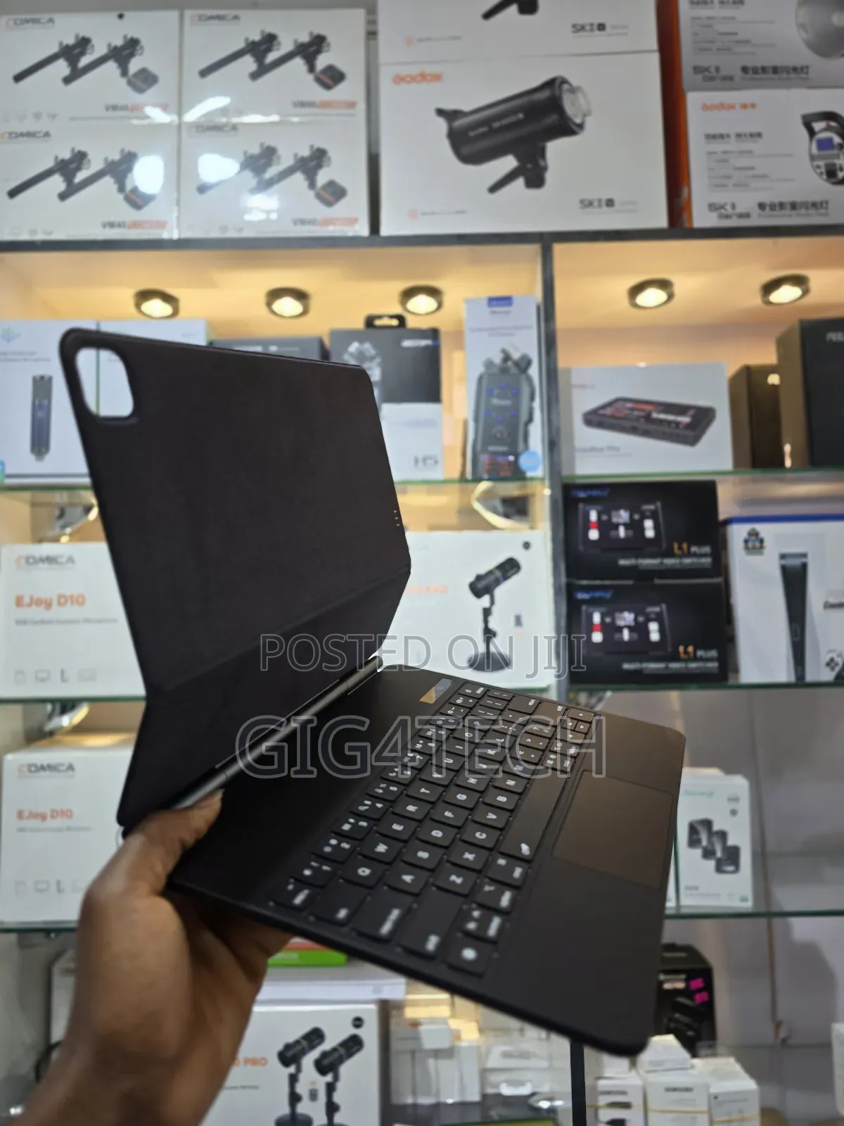 Apple Magic Keyboard for iPad Air 13 With Backlit Direct Connect 2024