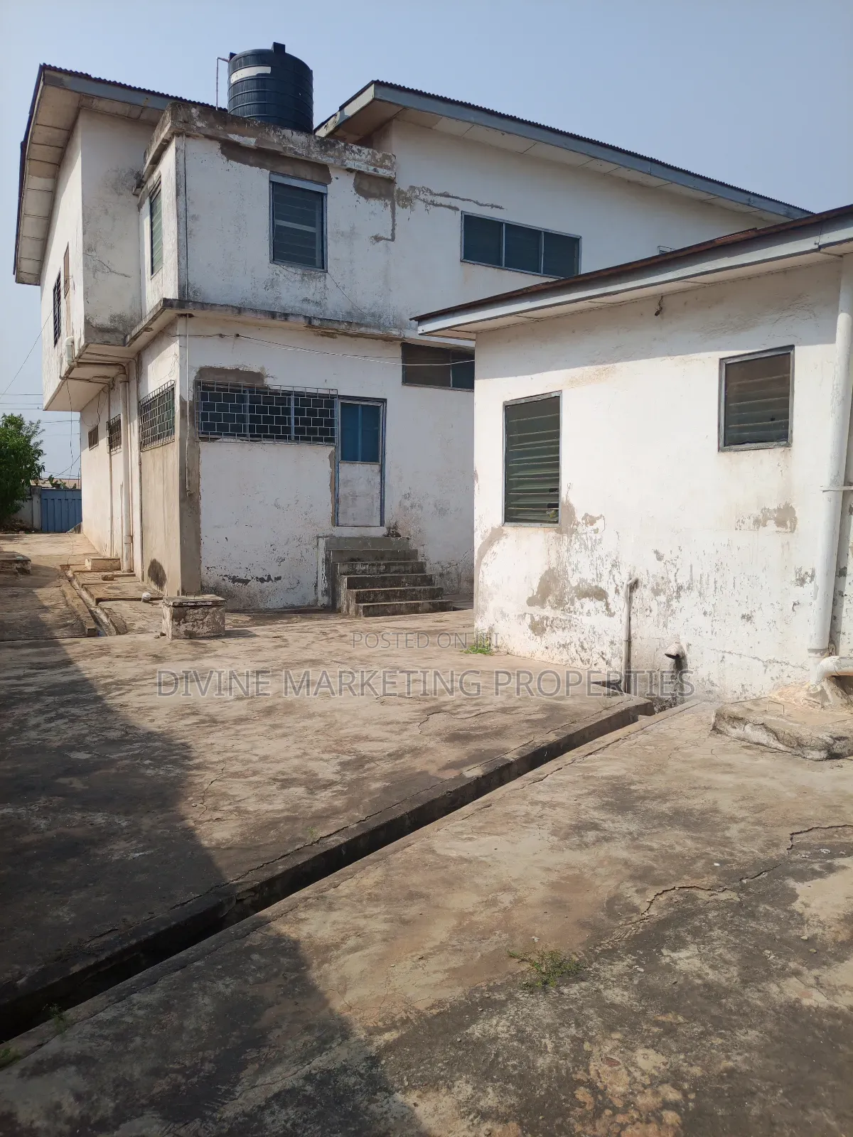 8bdrm House in Opposite Gloryland, Darkuman for rent