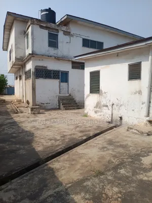 8bdrm House in Opposite Gloryland, Darkuman for rent