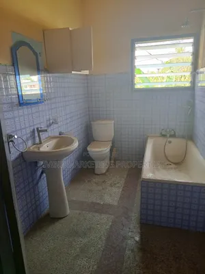 8bdrm House in Opposite Gloryland, Darkuman for rent