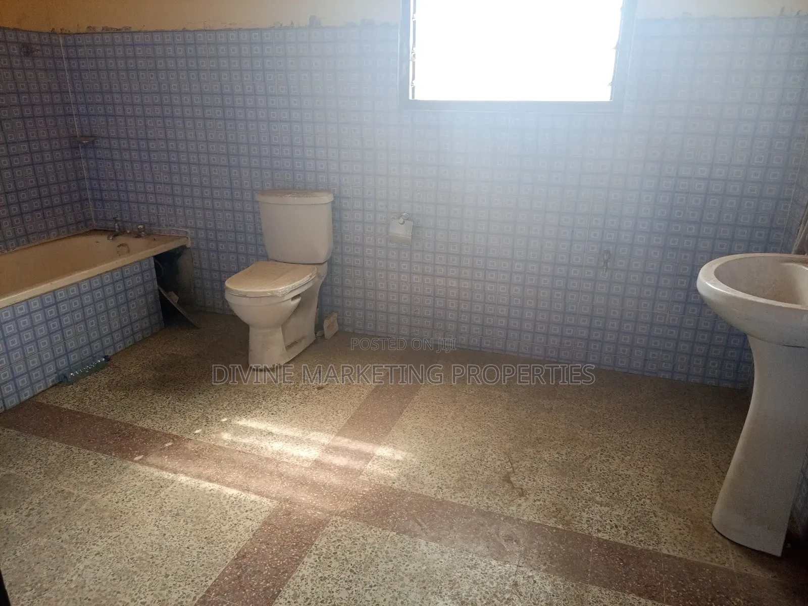 8bdrm House in Opposite Gloryland, Darkuman for rent