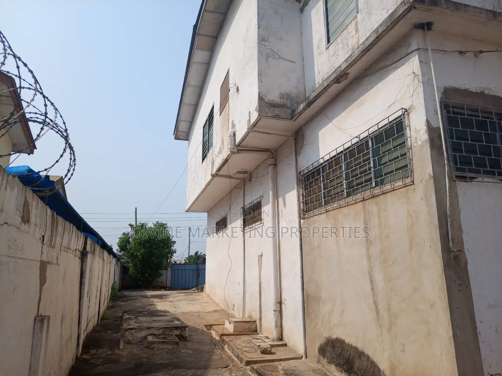 8bdrm House in Opposite Gloryland, Darkuman for rent