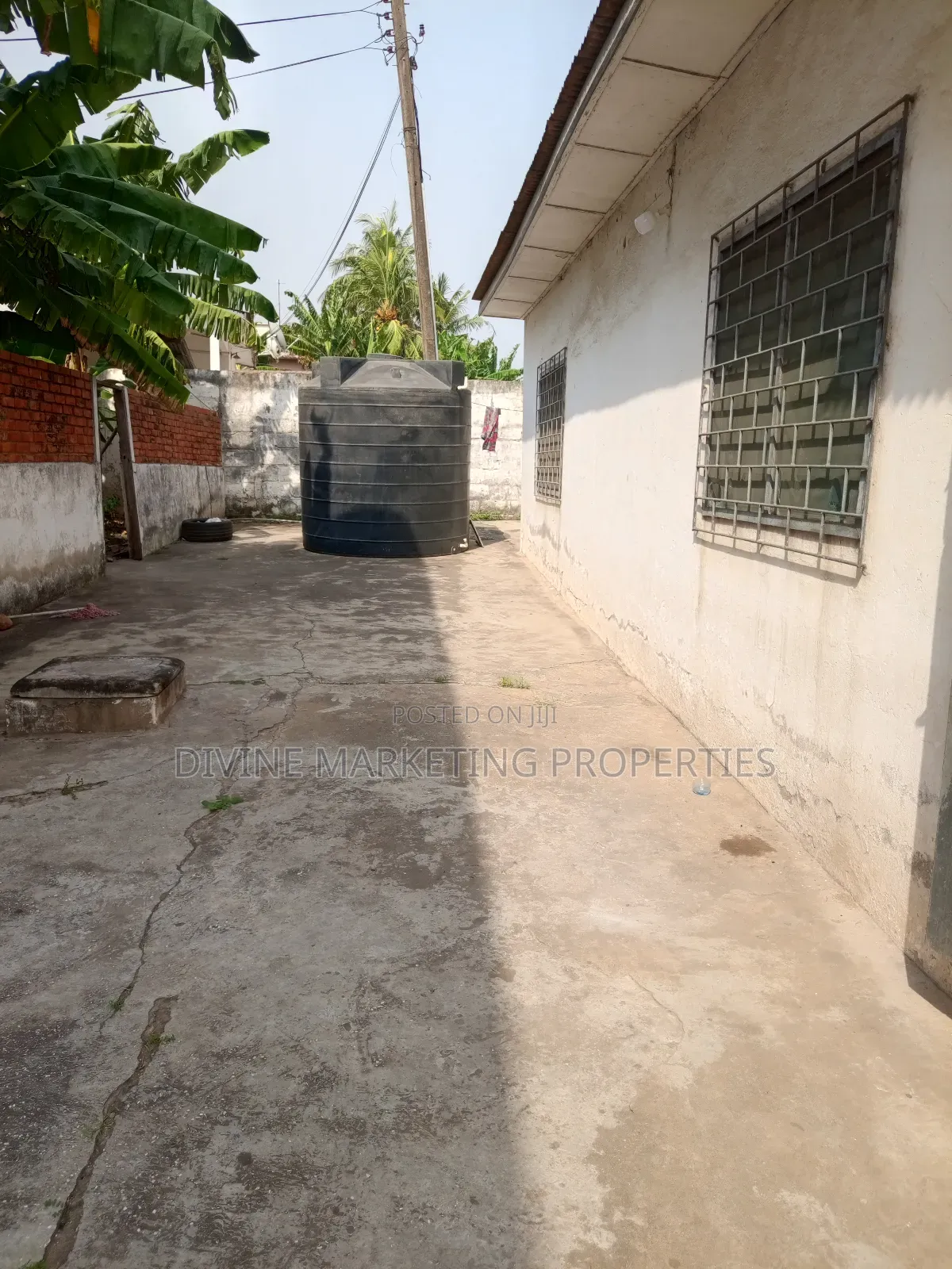 8bdrm House in Opposite Gloryland, Darkuman for rent