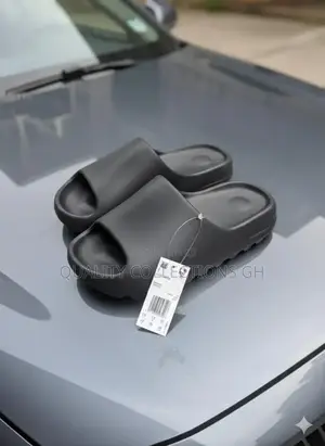 Yeezy Slides Black