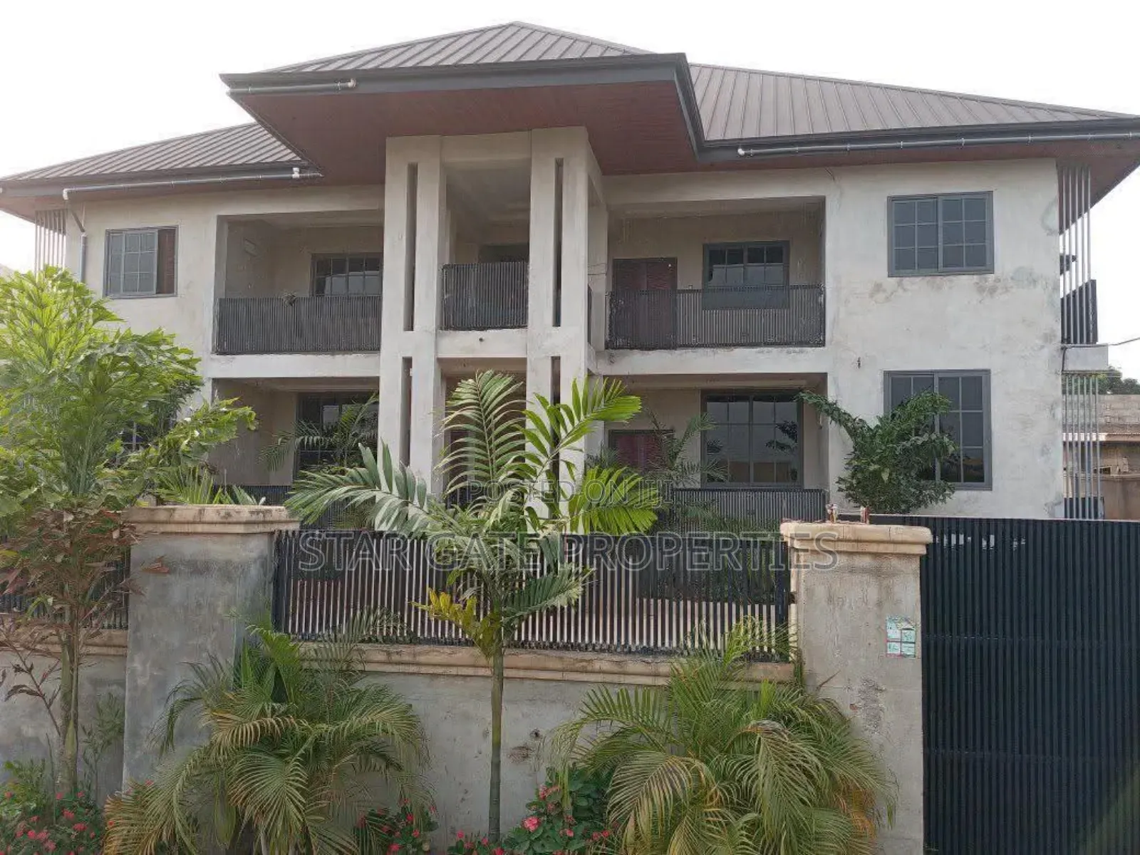 8bdrm House in Santasi Trede, Kumasi Metropolitan for sale